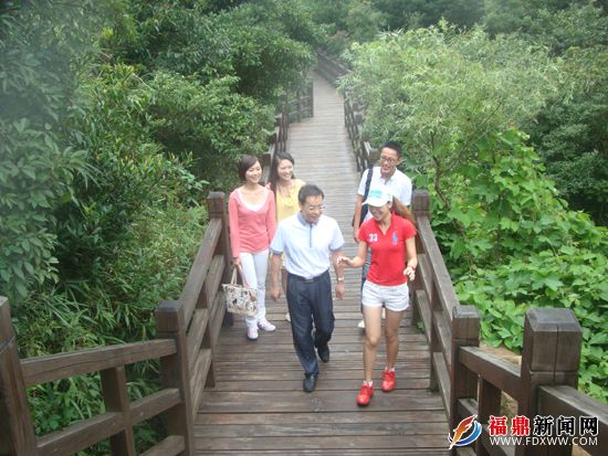 市長引導(dǎo)游客游覽.JPG