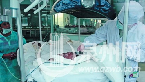 男子救家人抱起火煤氣罐沖出門(mén) 被重度燒傷(圖)