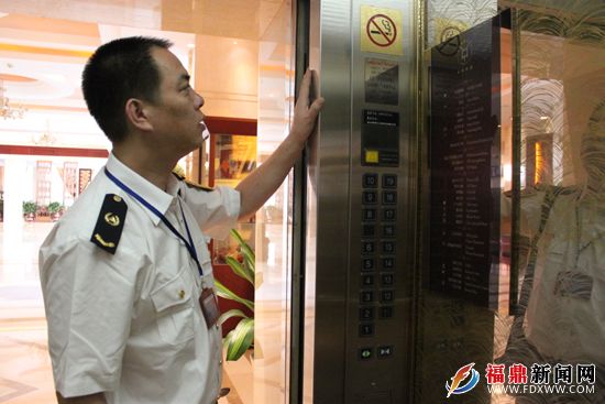 質監局監察人員檢查電梯.JPG