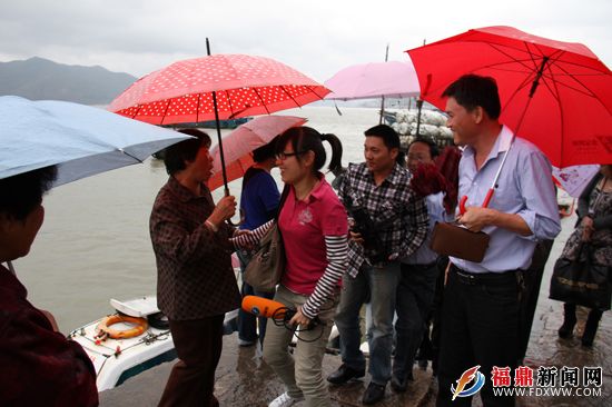 福建省電視臺《熱線777》欄目組受到沙埕南鎮漁民的熱情歡迎1.JPG