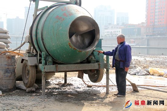 圖為工人正在檢修機器.jpg