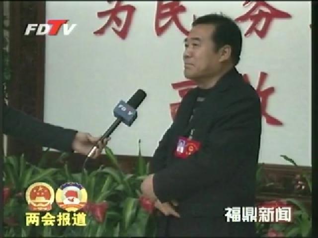 人大代表認真審議《政府工作報告》