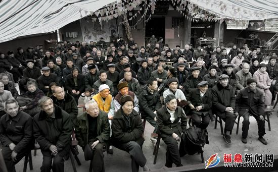 木偶戲表演成了當地老人精神消遣的好去處.JPG