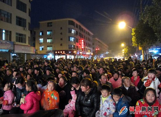 演員與觀眾的熱情互動(dòng)，一次次將現(xiàn)場(chǎng)氣氛推向高潮.jpg