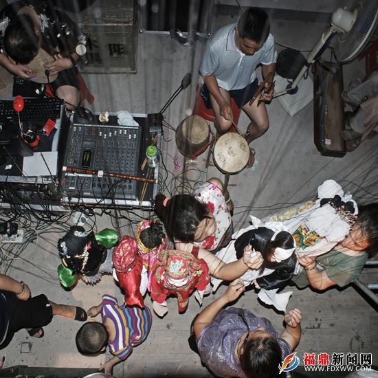 后臺器樂演奏配合著前臺劇情的起伏變化.JPG