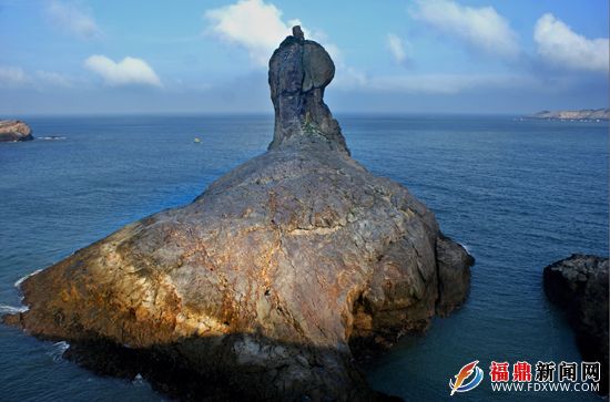 10臺山島上著名的“雨傘礁”猶如天鵝雄踞茫茫東海。.JPG