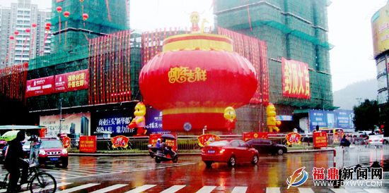 市區環島大紅燈籠高掛蛇年吉祥.jpg
