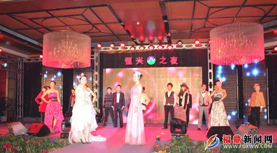2012團(tuán)拜會(huì)模特表演——《炫色青春》.jpg