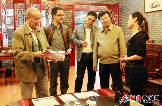 在鄭源茶業(yè)文化博覽園內(nèi)，張曉山、郭如盾與企業(yè)負(fù)責(zé)人親切交談。.JPG