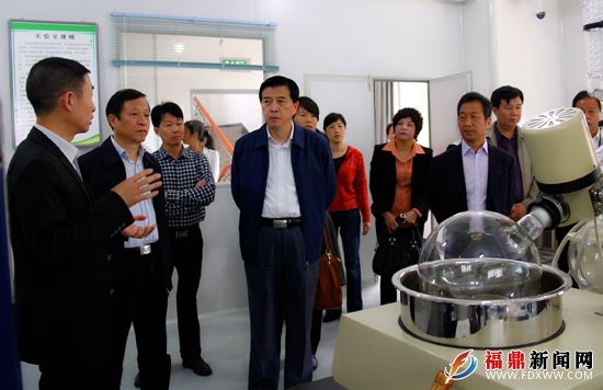 代表們實地察看企業技術開發研究室，并聽取匯報。.JPG