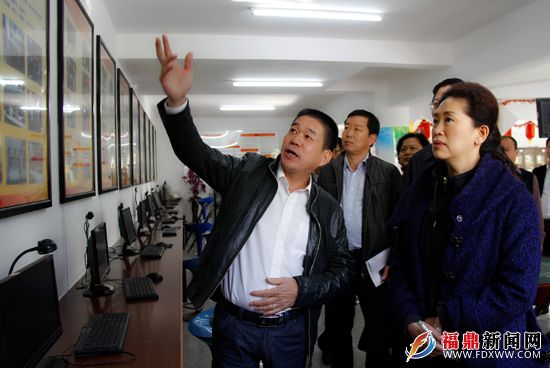 社區工作人員向督察組介紹“平安社區”建設詳情.JPG