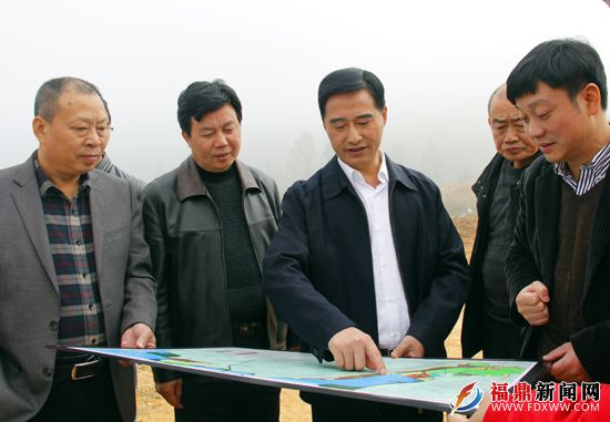 謝仰俊認真聽取豪邁糧食倉儲物流的建設(shè)情況.JPG