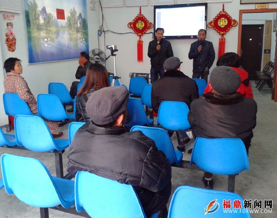 貫嶺山歌隊在鎮(zhèn)綜合文化站唱山歌.jpg