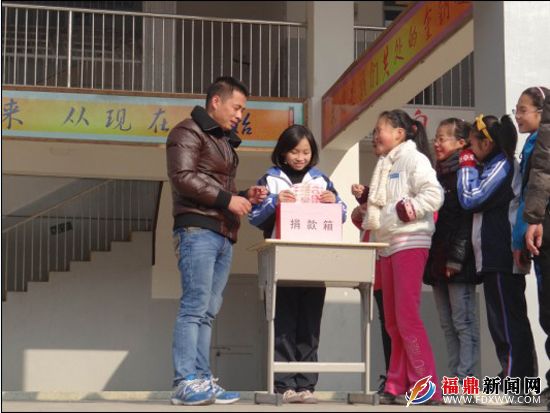 4初一3班任可同學捐出自己積攢的所有零花錢500元.jpg