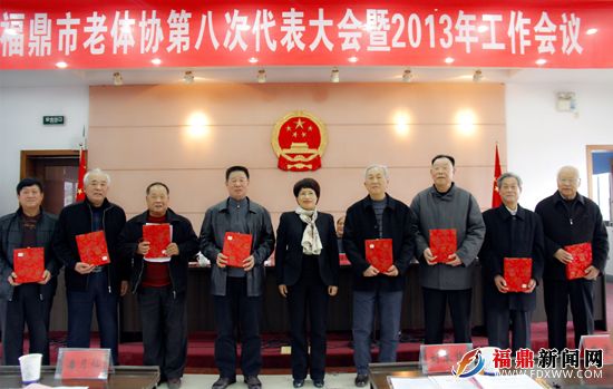 姚雙霞于獲獎(jiǎng)單位、先進(jìn)個(gè)人合影留念。.JPG