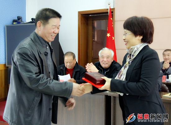 姚雙霞為新任老年體育協(xié)會(huì)主席頒發(fā)證書。.JPG