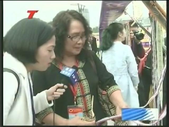 來賓參觀民族傳統文化展示