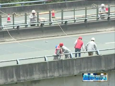 供電公司順利完成跨高速高架橋線路架設工作