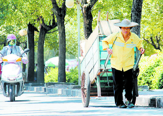 高溫下的堅(jiān)守 夏日，他們用汗水扮靚城市