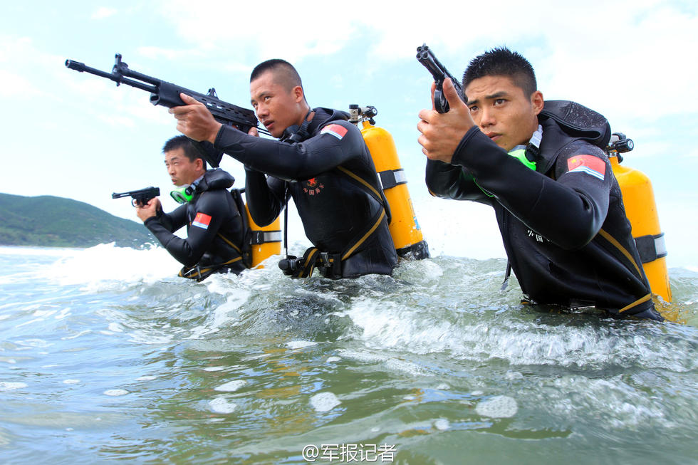 組圖：海軍陸戰(zhàn)隊(duì)蛙人南海訓(xùn)練 手持水下槍