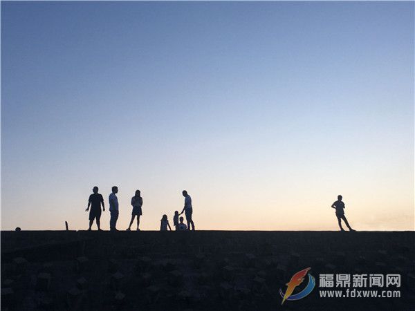 夕陽(yáng)下，絡(luò)繹不絕的人群的剪影.jpg