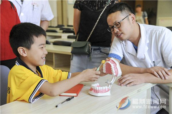 醫生現場指導小記者如何科學刷牙 (1).jpg