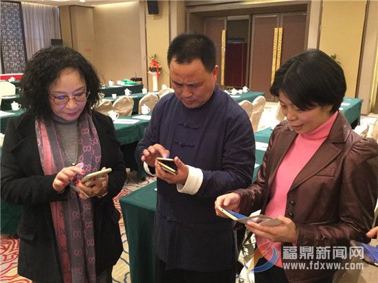 東南白茶張總與世博國際張總、寧德貿促會黃敏皓會長交換通訊方式.jpg