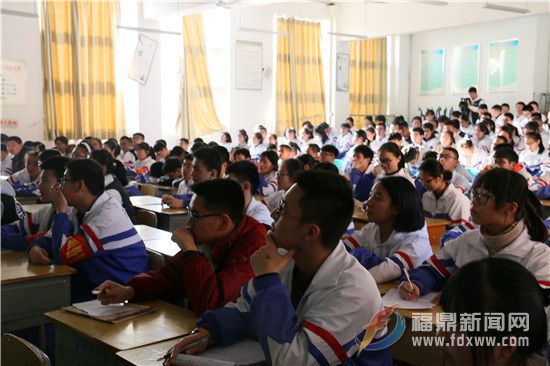 學生認真聽講.jpg
