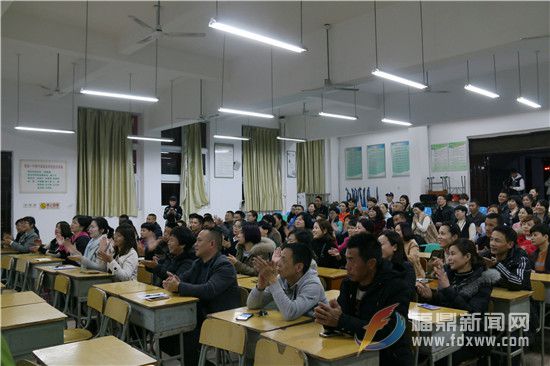 講座贏得學生家長陣陣掌聲.jpg