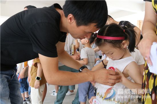 佩戴校徽63.jpg