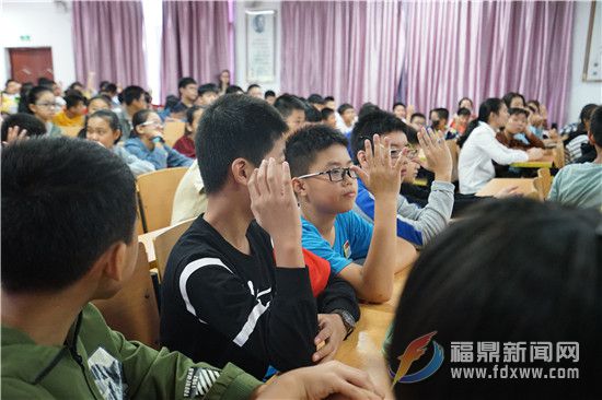 學生們紛紛舉手回答.jpg