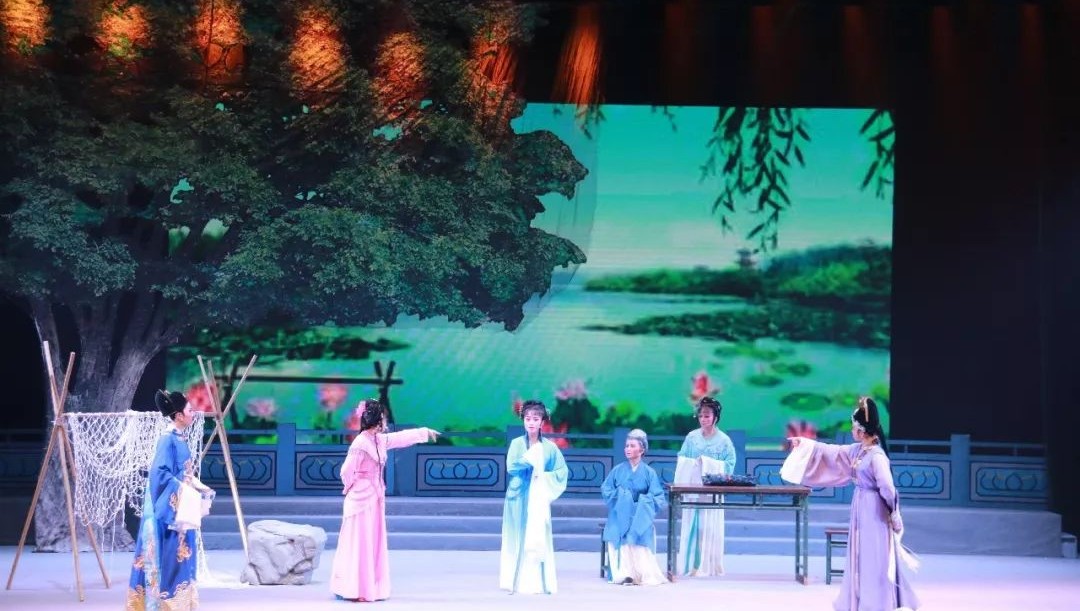 昨晚，人民劇場來了顆“夜明珠”，很好看！