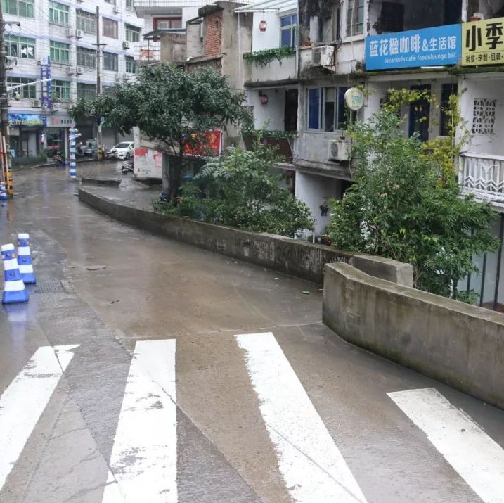 這處斜坡存隱患？市民建議：斜坡護(hù)墻加高，刷夜光漆