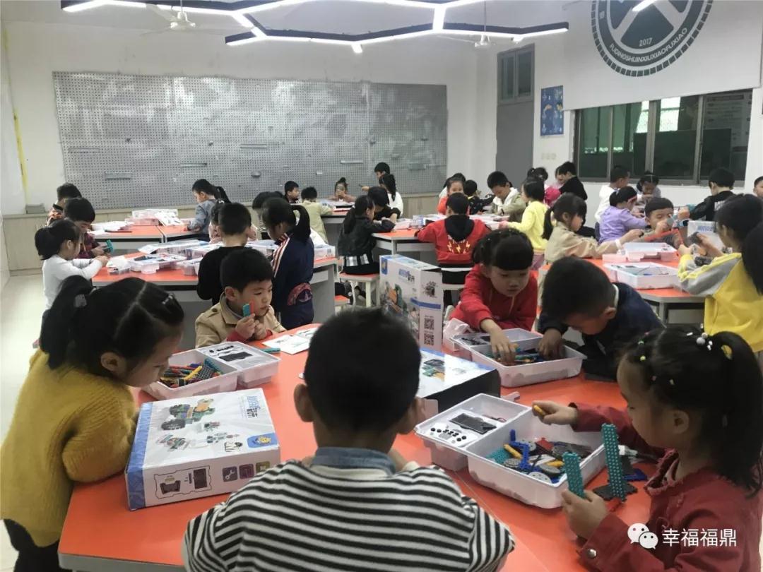 課堂上造臺燈，玩搭建……讓福鼎學生“腦洞大開”的創客教育是什么？