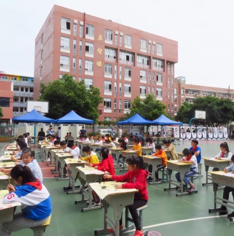 書法家走進校園，與師生一起豪氣揮正楷，墨香傳開