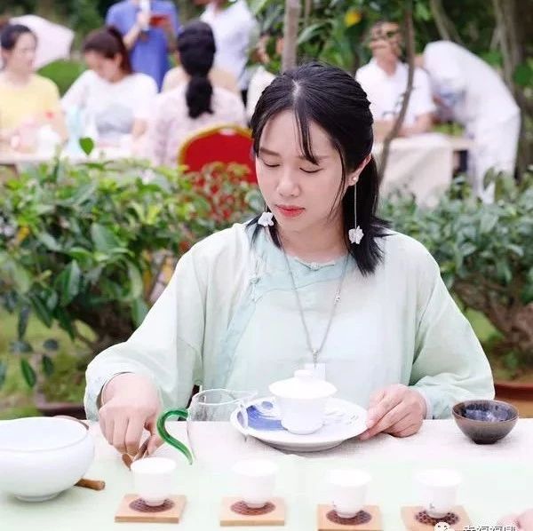 炎風暑雨時，愛此一杯白茶