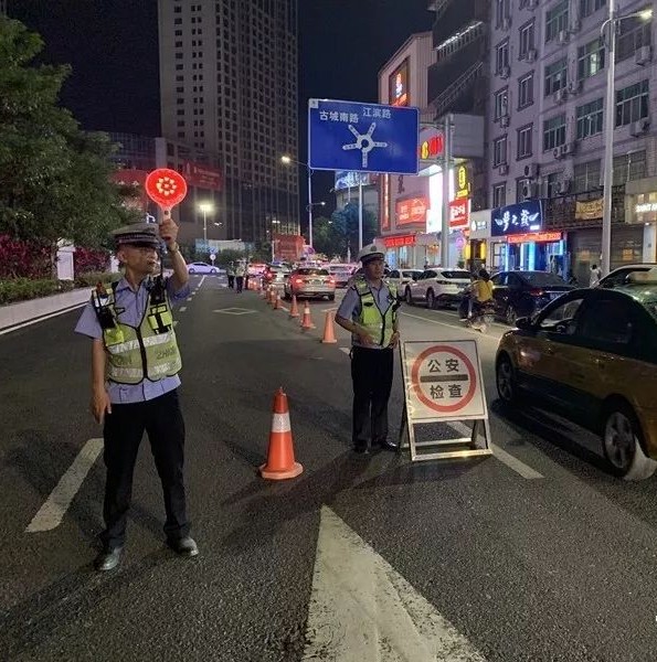 福鼎交警夜查濫用遠光燈，現場還設體驗環節......