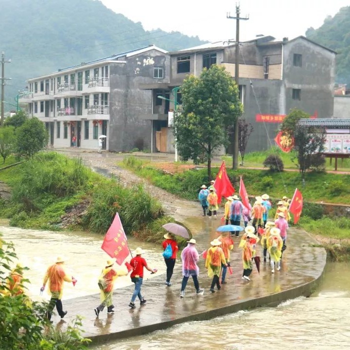 唱紅歌、參觀紀(jì)念館、重溫誓詞......他們重走紅軍路，重溫革命崢嶸歲月