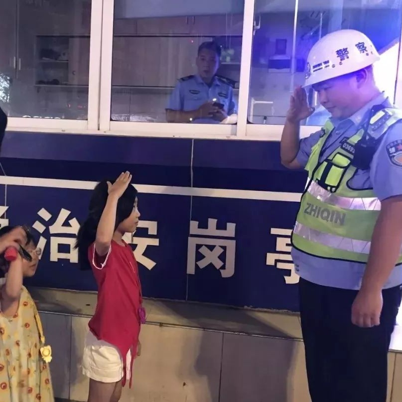 孩子走失交警相助，這個“超萌”敬禮讓人過目不忘