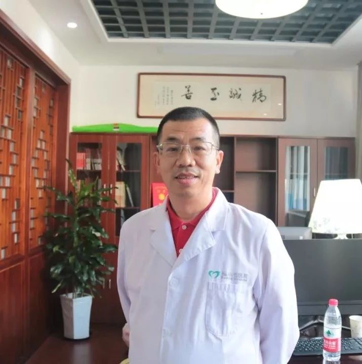 大醫精誠，醫心不改，一身白衣是他的信仰