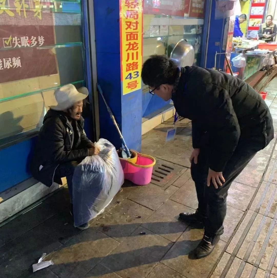 感動(dòng)！寒冬深夜，是他們給流浪者送去溫暖