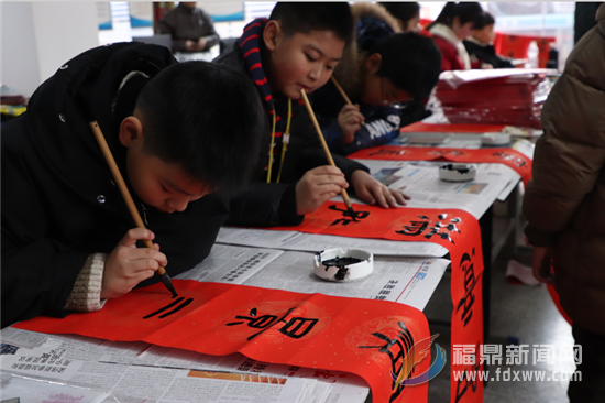 【網(wǎng)絡(luò)中國(guó)節(jié)?春節(jié)】小手執(zhí)筆義寫春聯(lián)