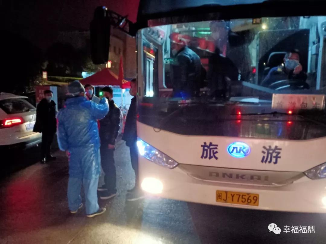 包車接送返工人員 ，福鼎全力保障重點(diǎn)項(xiàng)目順利復(fù)工