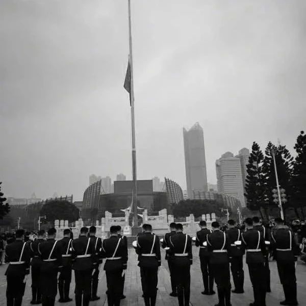 剛剛，福州暫停了三分鐘！東街口，五一廣場(chǎng)……這一幕幕讓人潸然淚下
