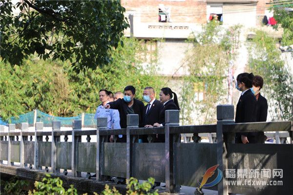 市法院聯(lián)手市河長制辦公室、水利局執(zhí)法大隊(duì)開展巡河活動(dòng)