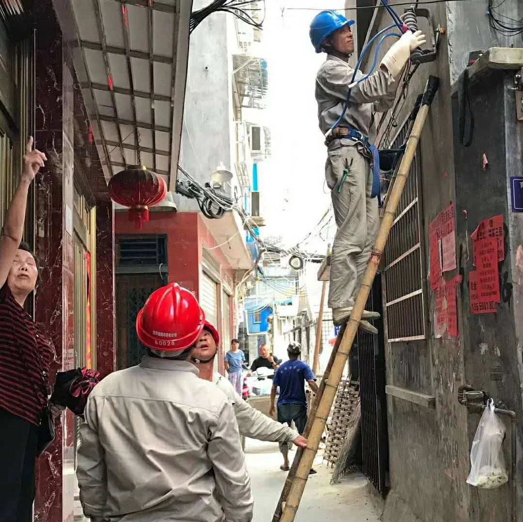 看！總有那么一抹“黨旗紅”在守護“近鄰”