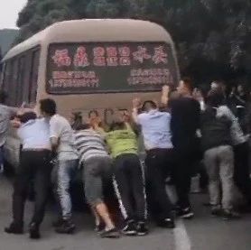 感動(dòng)！兩名司機(jī)被困車內(nèi)，福鼎警民合力推車救人
