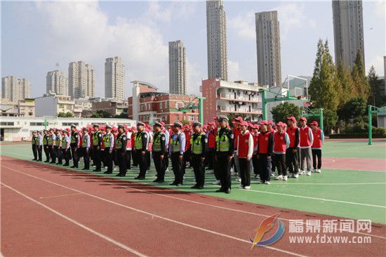 112名志愿者走上街頭 為“創城”助力