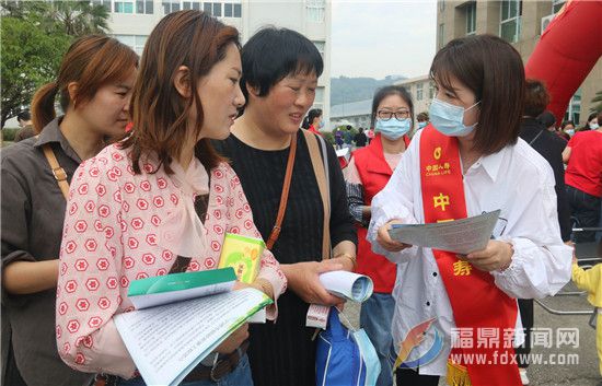 我市多部門深入企業開展“兩癌”義診宣傳咨詢活動