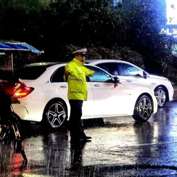 【教育整頓】淋最大的雨！站最堅定的崗！福鼎“澆”警的雨中“勤”~